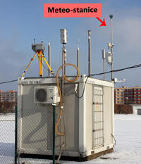 Snímek hlavní měřící stanice projektu CENATOX v MB s popisem funkce jeho vybavení, foto: Jan Bendl, PřF UK, 2013  