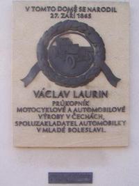 Označení rodného domu Václava Laurina